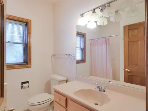 Bath - 125 E Wayfarer Ln, Appleton, WI 54913 photo 1 of 6