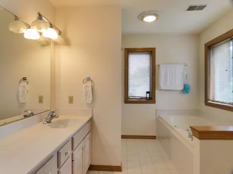 Bath - 125 E Wayfarer Ln, Appleton, WI 54913 photo 6 of 6
