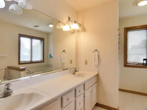 Bath - 125 E Wayfarer Ln, Appleton, WI 54913 photo 5 of 6