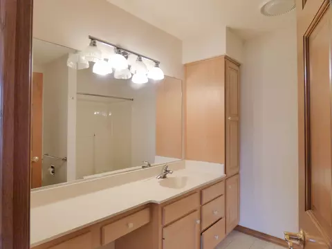 Bath - 125 E Wayfarer Ln, Appleton, WI 54913 photo 3 of 6