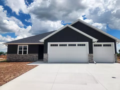 8318 Xavier Dr, Neenah, WI 54952