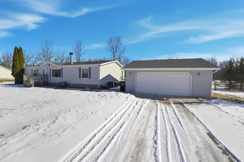 882 Lilac Rd, Little Suamico, WI 54141