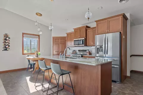 Kitchen - 2362 E Plank Cir #D, Appleton, WI 54915 photo 6 of 10