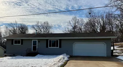 694 Leighton Rd, Waupaca, WI 54981