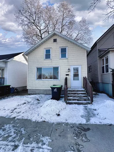 705 11th Ave, Menominee, MI 49858