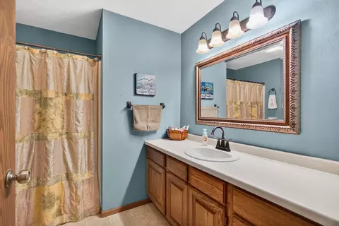 Bath - 144 Baldwin Ct, Appleton, WI 54915 photo 2 of 2