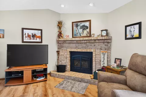 Living - 144 Baldwin Ct, Appleton, WI 54915 photo 2 of 3