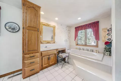 Bath - 600 E Woodcrest Dr, Appleton, WI 54915 photo 1 of 5