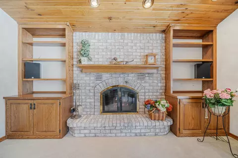 Living - 600 E Woodcrest Dr, Appleton, WI 54915 photo 6 of 7