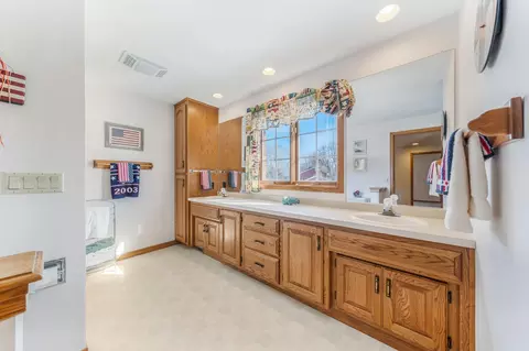 Bath - 600 E Woodcrest Dr, Appleton, WI 54915 photo 3 of 5