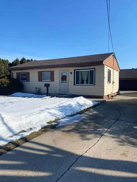1020 S Sawyer St, Oshkosh, WI 54902