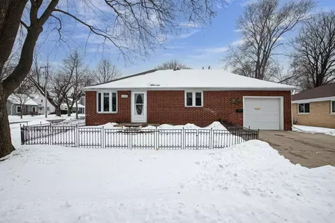 Exterior - 1325 S Harmon St, Appleton, WI 54915 photo 2 of 4