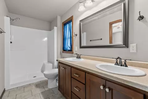Bath - 5120 N Gala Ct, Appleton, WI 54913 photo 2 of 4