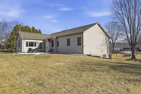 Exterior - 4207 N Tigerlily Dr, Appleton, WI 54913 photo 2 of 7