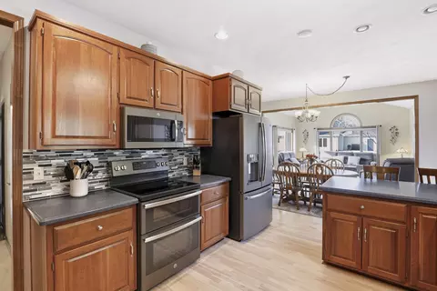 Kitchen - 4207 N Tigerlily Dr, Appleton, WI 54913 photo 3 of 4