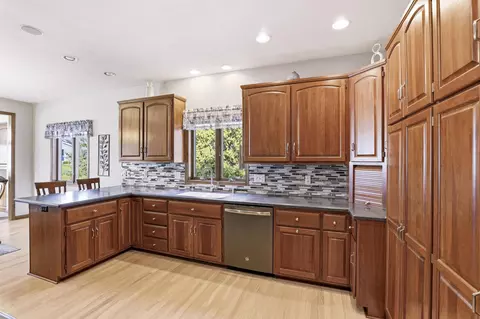 Kitchen - 4207 N Tigerlily Dr, Appleton, WI 54913 photo 4 of 4