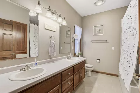 Bath - 4207 N Tigerlily Dr, Appleton, WI 54913 photo 2 of 3