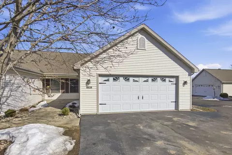 802 Sunridge Ct #B, Waupaca, WI 54981