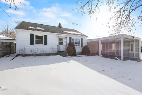 1930 Pershing Rd, New London, WI 54961