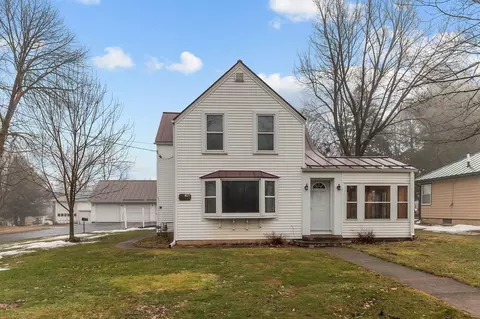 425 S Main St, Iola, WI 54945