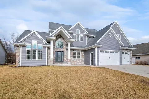 657 Black Earth Dr, De Pere, WI 54115