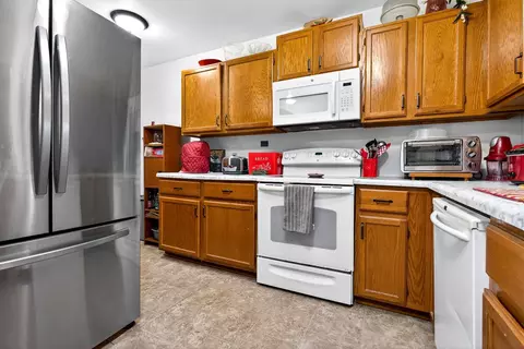 Kitchen - 71 Spencer Village Ct, Appleton, WI 54914 photo 2 of 2