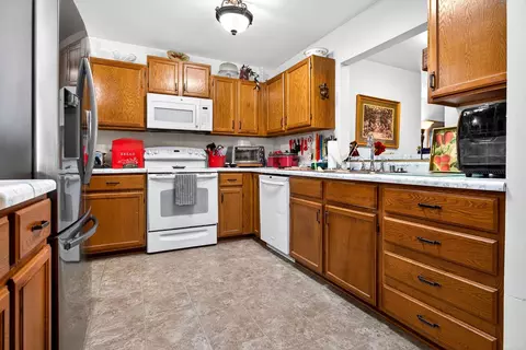 Kitchen - 71 Spencer Village Ct, Appleton, WI 54914 photo 1 of 2