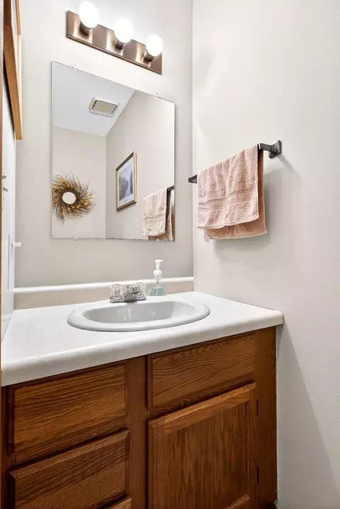 Bath - 71 Spencer Village Ct, Appleton, WI 54914 photo 3 of 3