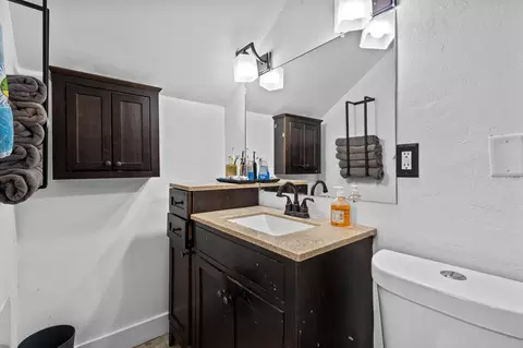 Bath - 726 W Summer St, Appleton, WI 54914 photo 2 of 3
