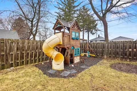 Exterior - 726 W Summer St, Appleton, WI 54914 photo 13 of 14