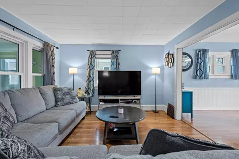 Living - 726 W Summer St, Appleton, WI 54914 photo 1 of 2