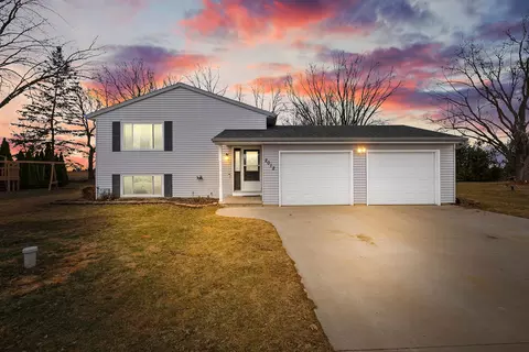 2012 Roberts Ave, Oshkosh, WI 54904