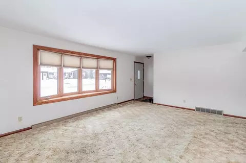 Living - 3514 W 1st Ave, Appleton, WI 54914 photo 2 of 5