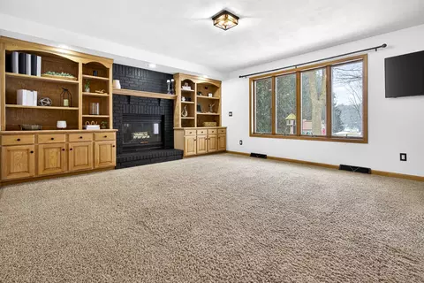 Living - n371 Fieldside Lane, Appleton, WI 54915 photo 4 of 7