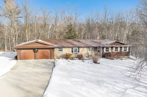3577 Hidden Valley Ln, Green Bay, WI 54311