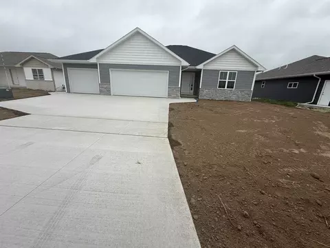 1933 Huffcutt Ln, Waupaca, WI 54981