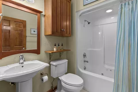 Bath - 924 E Pondview Ct, Appleton, WI 54913 photo 3 of 4