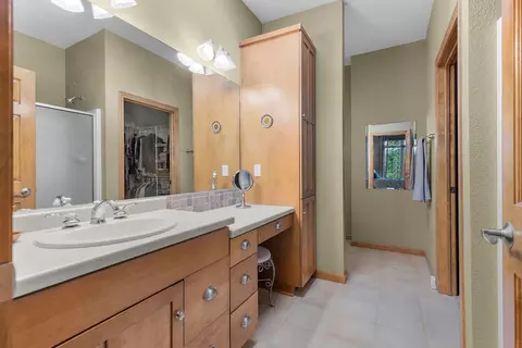Bath - 924 E Pondview Ct, Appleton, WI 54913 photo 1 of 4