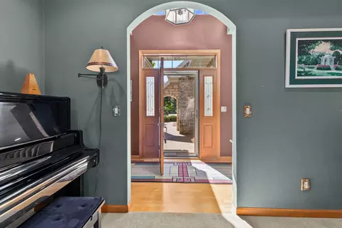 Entry Way - 924 E Pondview Ct, Appleton, WI 54913 photo 2 of 5