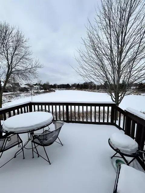Exterior - 924 E Pondview Ct, Appleton, WI 54913 photo 2 of 6