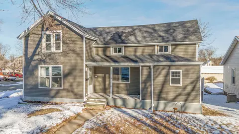 1202 S Pearl St, New London, WI 54961