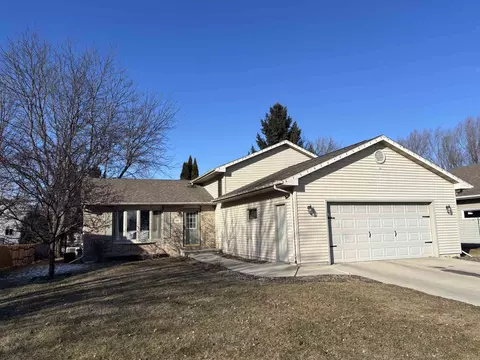 981 Bluehill Ave, Fond Du Lac, WI 54935