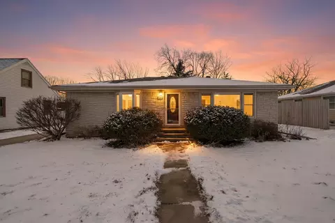 909 W Weiland Ave, Appleton, WI 54914 photo 2