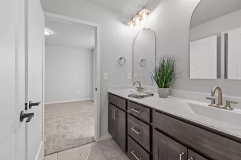 Bath - 3731 E Gladiolus Pl, Appleton, WI 54913 photo 2 of 7