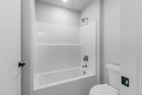 Bath - 3731 E Gladiolus Pl, Appleton, WI 54913 photo 4 of 7