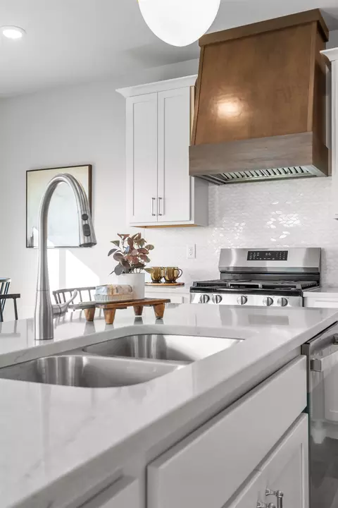 Kitchen - 3731 E Gladiolus Pl, Appleton, WI 54913 photo 6 of 10