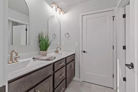 Bath - 3731 E Gladiolus Pl, Appleton, WI 54913 photo 3 of 7