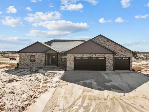 1308 Meadow Park Dr, Greenville, WI 54942
