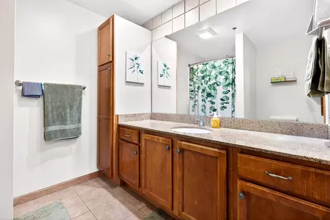 Bath - 400 N Richmond St #328, Appleton, WI 54911 photo 2 of 3