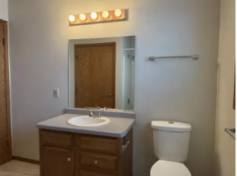 Bath - 2119 N Cloudview Dr, Appleton, WI 54914 photo 3 of 3